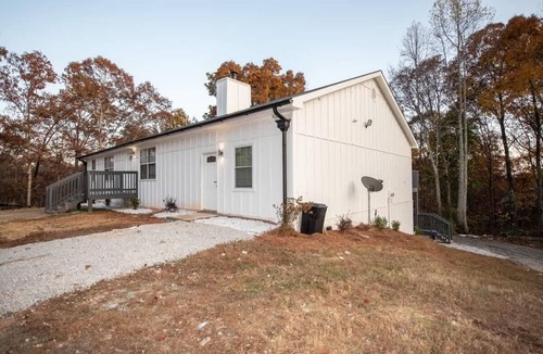 Dawsonville House | Modern 4 bedroom home mins from Dawnsonville