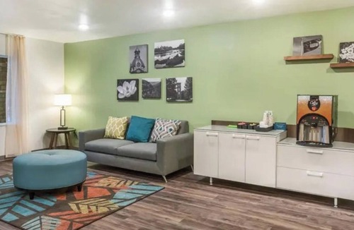 Newnan Hotel | Modern 4 Suites in Queen Size Beds w/Kitchen