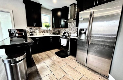 Frankford House | Modern 4BR Home Free Parking + Outdoor Fenced Patio