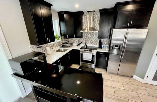 Frankford House | Modern 4BR Home Free Parking + Outdoor Fenced Patio