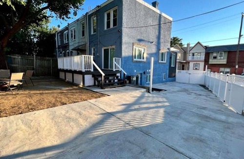 Frankford House | Modern 4BR Home Free Parking + Outdoor Fenced Patio