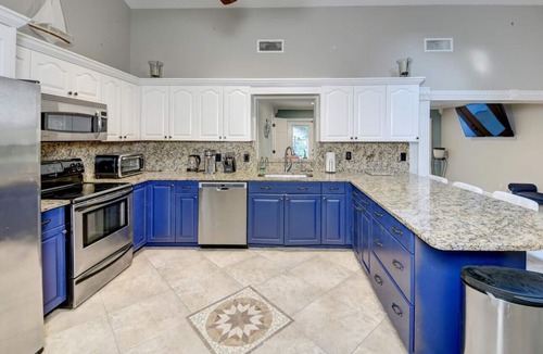 Wellington House | Modern 6/3 Equestrian Paradise on 1/2 Acre with Pool Large Backyard on River
