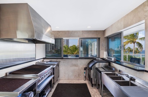 Birch Park Finger Streets House | Modern 7,000 SF Beachfront Estate w/Roof Deck