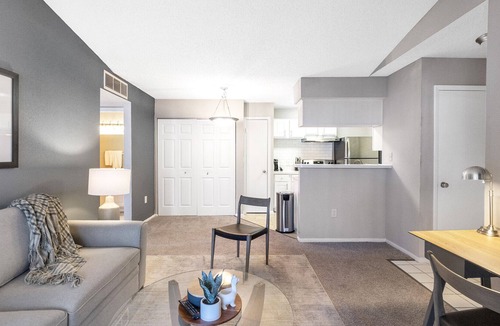 Greater Northdale Apartment | Modern Apartment in Prime Location (ID4693X0)