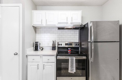 Greater Northdale Apartment | Modern Apartment in Prime Location (ID4693X0)