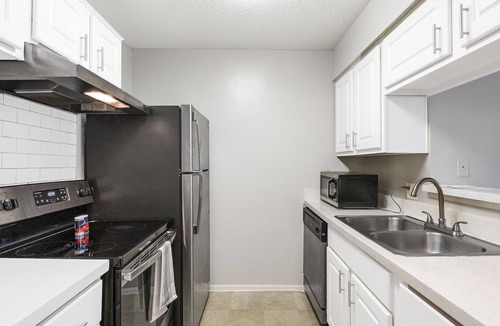 Greater Northdale Apartment | Modern Apartment in Prime Location (ID4693X0)