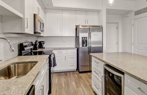 Diplomat Apartment | Modern Apartment in Prime Location (ID8612X67)