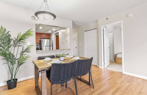 Crystal City Apartment | Modern Apt Walkable to Metro