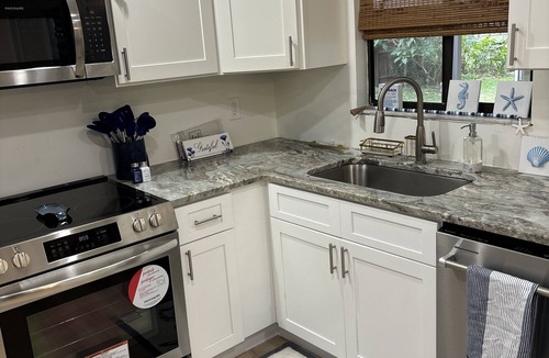 Florida Shores House | Modern beach themed 3b/2b home near New Smyrna Beach & Daytona Beach! Paradise!