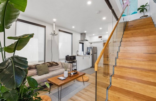 Kensington Apartment | Modern Bright Loft in Fishtown with Greenhouse