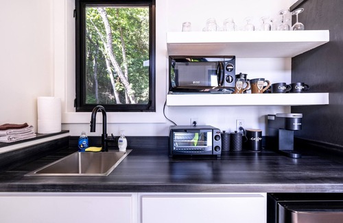 Goldbond Cabin | Modern Cabin-The Sequoia Cabin at Four Fillies Lodge