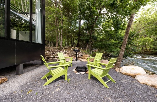 Goldbond Cabin | Modern Cabin-The Sequoia Cabin at Four Fillies Lodge