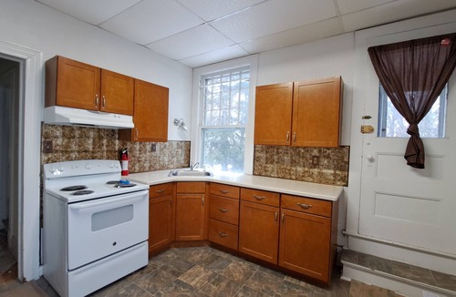 Scranton Apartment | Modern. Charming, high ceiling, spacious home. Huge Porch. Great neighborhood