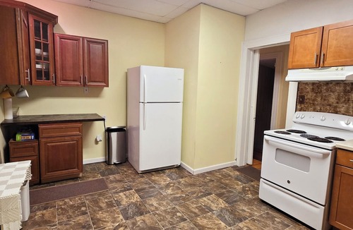 Scranton Apartment | Modern. Charming, high ceiling, spacious home. Huge Porch. Great neighborhood