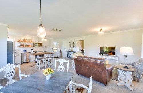 Clarkesville House | Modern Clarkesville Cottage w/Decks & Patio!