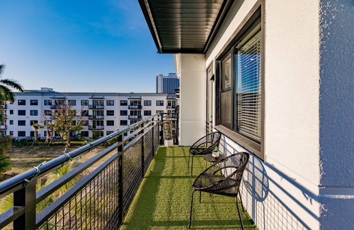 Downtown Historic District Apartment | Modern Condo in Downtown River District with Pool, Gym, Hot Tub