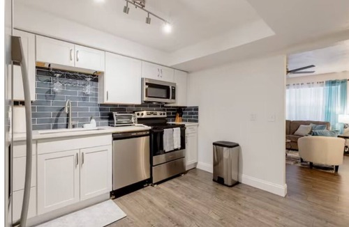Pineapple Grove Arts District Apartment | Modern Condo Walk to Restaurants & Shops, Bike to Beach, Beach Chairs & Bikes