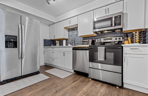Pineapple Grove Arts District Apartment | Modern Condo Walk to Restaurants & Shops, Bike to Beach, Beach Chairs & Bikes
