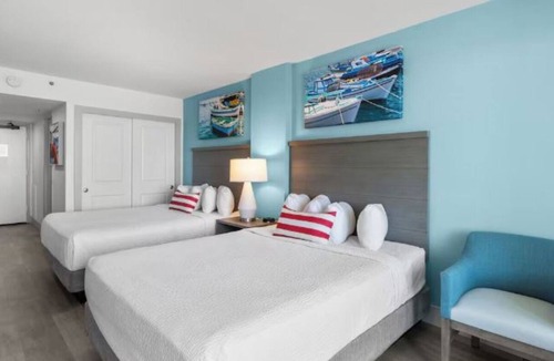 Myrtle Beach Hotel | Modern Condo with Queen Bed, Onsite Swimming Pool, Hot Tub, and Gym Access