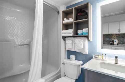 Myrtle Beach Hotel | Modern Condo with Queen Bed, Onsite Swimming Pool, Hot Tub, and Gym Access