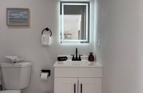 The Lakes Apartment | Modern & Cozy Guest Suite!
