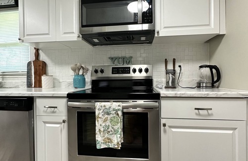 Englewood House | Modern & Cozy Home, close to beach & Dearborn St!