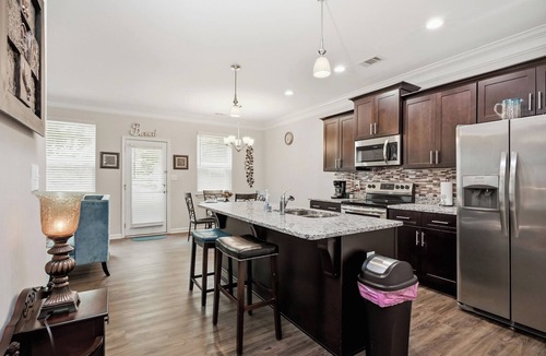 Dallas House | Modern Dallas Retreat ~ Spacious 3BR + 2.5BA