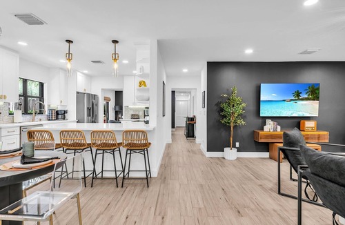 West Palm Beach House | Modern Deluxe Palm Beach Coco Villa & Pool Bar!