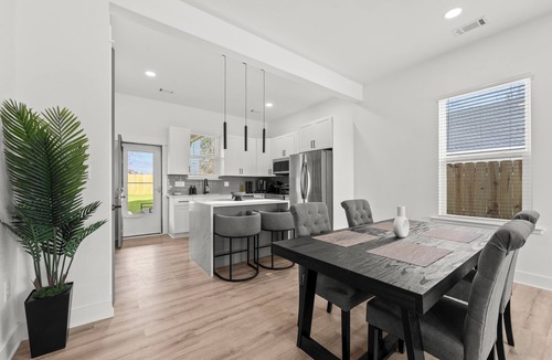 Augusta House | Modern Downtown Getaway