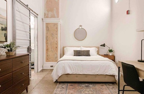 Old City Apartment | Modern Downtown Loft - 1 mile to UT