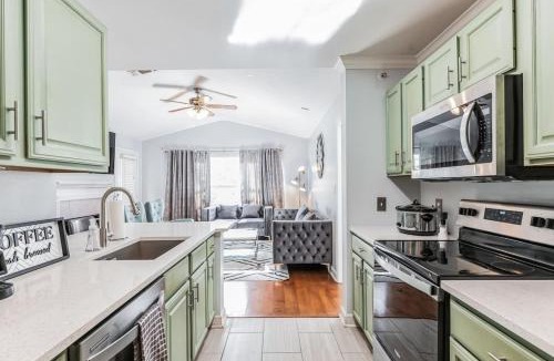 New Tampa Apartment | Modern Escape Cali King Beds EV Chargers Available