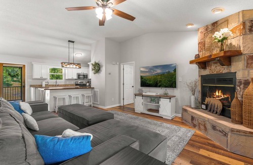 Smoky Mountains House | Modern Family Cabin in the Smokies + Mtn Views!