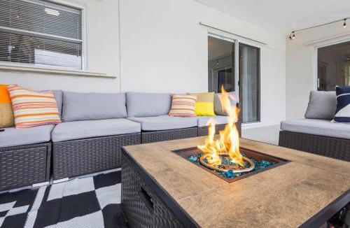 Hollywood Hills House | Modern Family Pool Home Near Beach Vibes