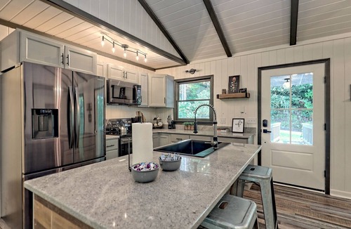 Screamer Mountain House | Modern farmhouse for family fun - mins to downtown