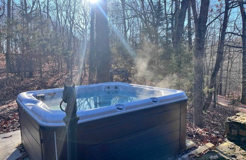 Franklin Cabin | Modern Forest Cabin: Hot Tub, Lake & Hiking Trails