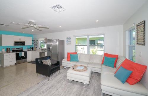 South Sarasota House | Modern & Fresh - Less than 3 miles to the Beach!