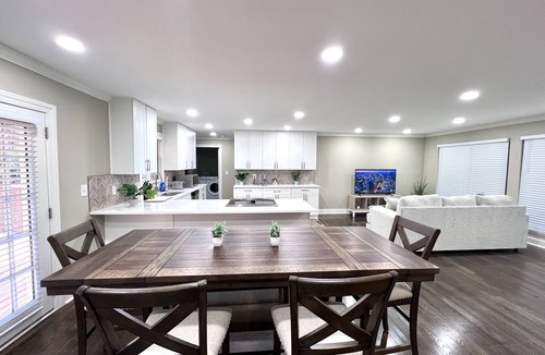 Decatur House | Modern Fresh Remodel 4BR 3Bath 2 En-Suites Super Convenient Sleeps 12 Pets OK!
