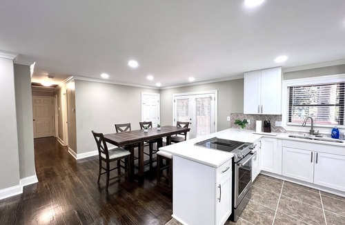 Decatur House | Modern Fresh Remodel 4BR 3Bath 2 En-Suites Super Convenient Sleeps 12 Pets OK!