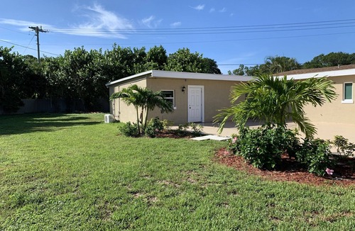 Vero Beach South House | Modern Guest House on Private Acre in the heart of the city