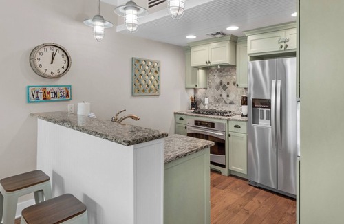 Gulf Place Condo | Modern Gulf Place Unit With Gulf Views & Amazing Amenities