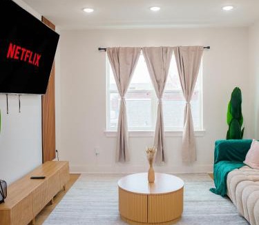 West Side Apartment | Modern Home Arcade Rooftop 30m to NYC