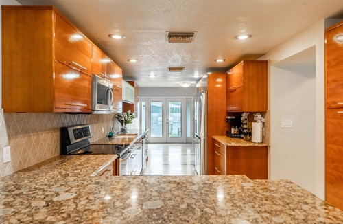 Beach Park House | Modern Home next to Bucs Stadium & Airport