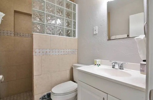 Gulf Gate Estates House | Modern Home w/ Heated Pool & Fence by Siesta Key Beach! E-Bikes to ride around!