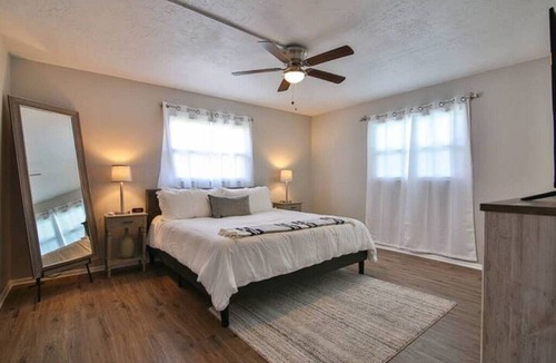 Gulf Gate Estates House | Modern Home w/ Heated Pool & Fence by Siesta Key Beach! E-Bikes to ride around!