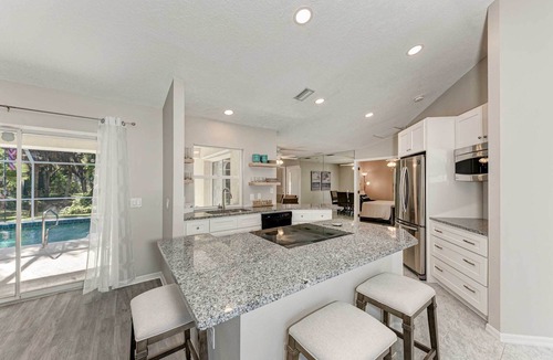 Venice Gardens Cottage | Modern Home w/Screened-in Pool: 4 Mi to the Beach