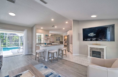 Venice Gardens Cottage | Modern Home w/Screened-in Pool: 4 Mi to the Beach