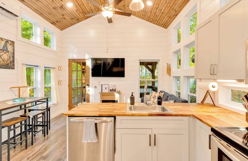 Menlo Cabin | Modern Home with Hot Tub, Grill, Fire-pit and Zip Line