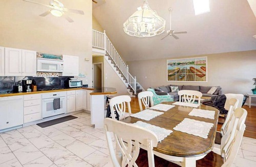 Ocean Pines House | Modern home with screened deck, central AC, washer/dryer & well-equipped kitchen