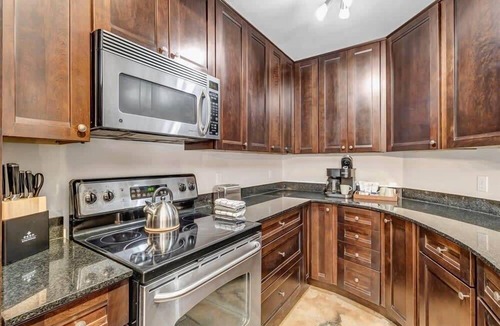 Springfield House | Modern-Industrial 2B Townhouse Close to DT!