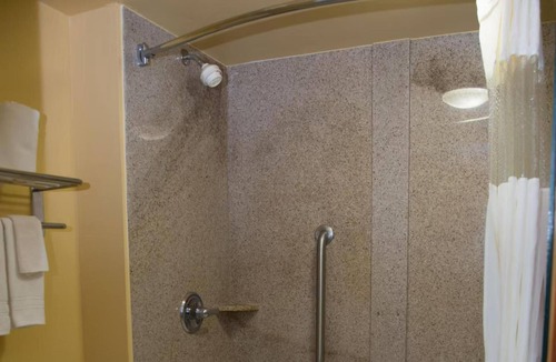 Mary Esther Hotel | Modern King Room near Air Force Armament Museum | Free On-Site Parking!